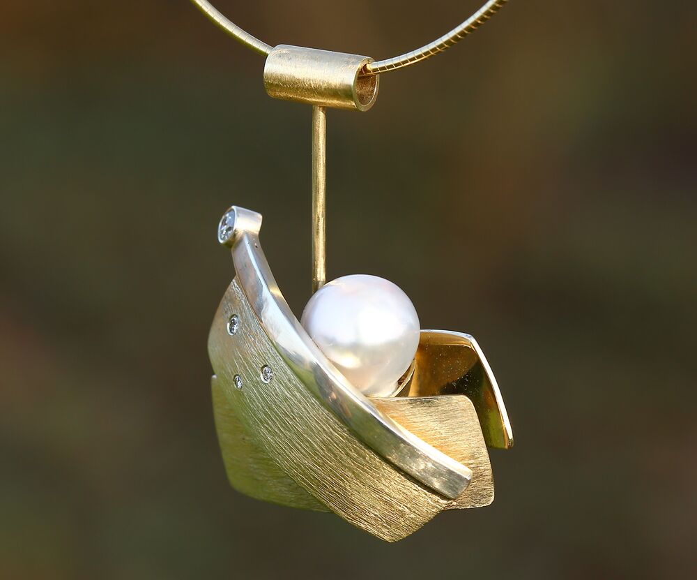 Gouden hanger met een parel en fijne diamantjes, organische golvende vorm